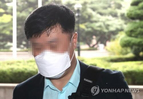 지난 10월 대장동 개발 특혜 의혹 관련 검찰 조사를 받기 위해 서울중앙지검에 들어서는 김문기 성남도시개발공사 개발1처장. <성남=연합뉴스>
